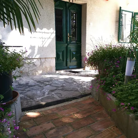 Secret Garden With Private Parking Space Apartment
